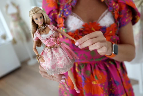 Il Barbie Botox è una moda pericolosissima lallarme dei medici potrebbe paralizzare i muscoli del collo