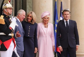 Carlo e Camilla a Parigi ma che gaffe quella di Macron il gesto vietato�dal�protocollo