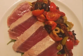 Le ricette dello chef Massimo Biale tagliata di tonno alla mediterranea