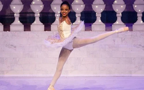 La meravigliosa storia di Vitoria Bueno nata senza braccia a 16 anni diventa star della danza classica