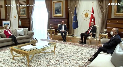 La presidente della Commissione europea von der Leyen In Turchia nessuna sedia donore perché donna