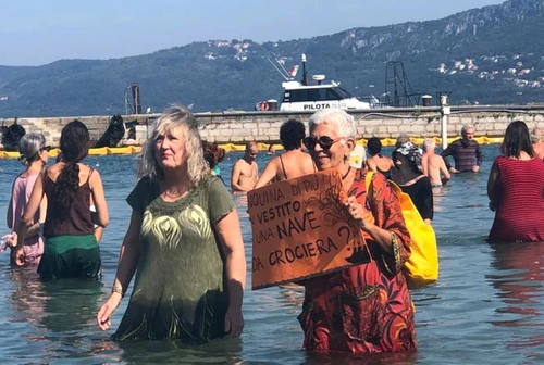 Al mare in burkini la clamorosa protesta delle donne a Trieste per solidarietà con le musulmane 