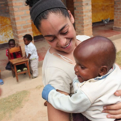 Anna Dedola larchitetta volontaria che in Tanzania costruisce scuole