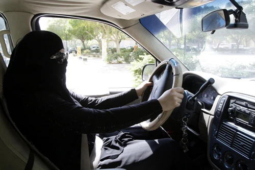 Svolta epocale in Arabia Saudita le donne potranno prendere la patente e guidare