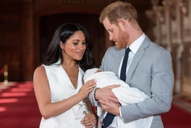 Harry e Meghan mostrano il Royal baby Scelto il nome è Archie Harrison WindsorMountbatten