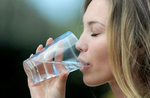 Perché è più difficile dimagrire senza bere abbastanza acqua Quando e quanto dissetarsi per perdere più peso