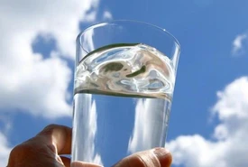 Bere acqua è il vero elisir di salute e giovinezza Ecco perché riduce il rischio di morte precoce