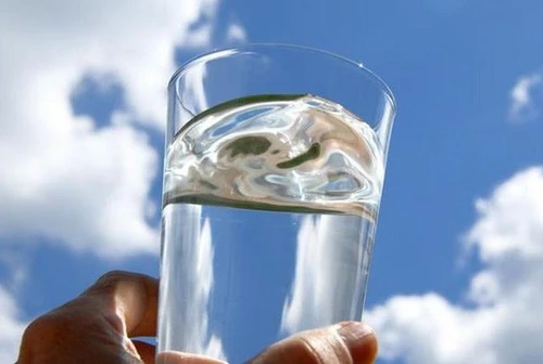 Bere acqua è il vero elisir di salute e giovinezza Ecco perché riduce il rischio di morte precoce