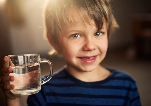 Perché fino ai 5 anni i bambini devono bere solo acqua e latte