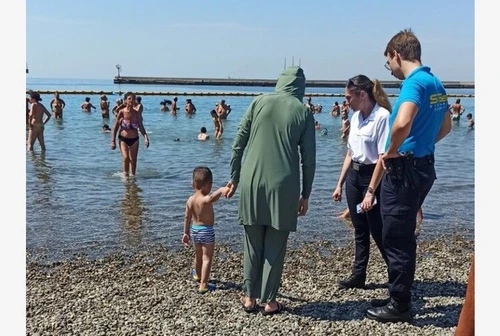 Qui vestite il bagno non ve lo fate a Trieste donne musulmane cacciate dalla spiaggia