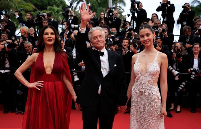 Scollature sfida fra Ambrosio ZetaJones ed Elle Fanning chi sono il re e la regina del red carpet di Cannes