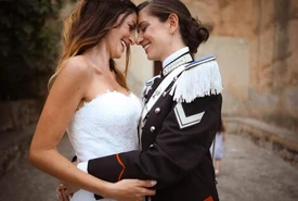 Picchetto donore in alta uniforme per la carabiniera e la sua sposa foto e video