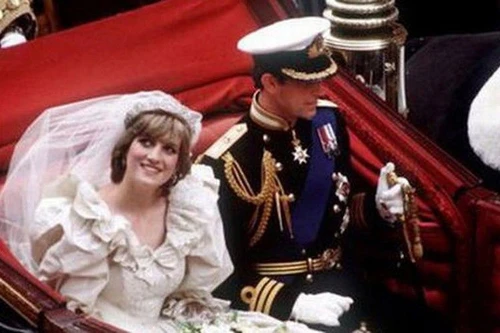 Lady Diana quante lacrime prima del matrimonio Tutta colpa di un misterioso regalo