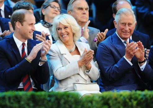 Re Carlo Camilla e il principe Harry