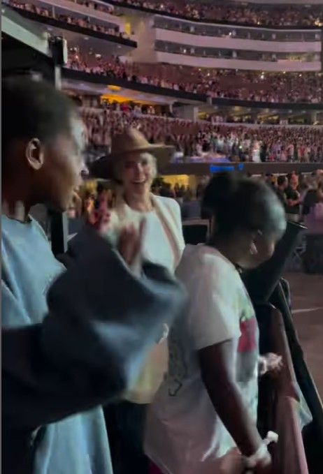 Charlize Theron scatenata al concerto di Taylor Swift