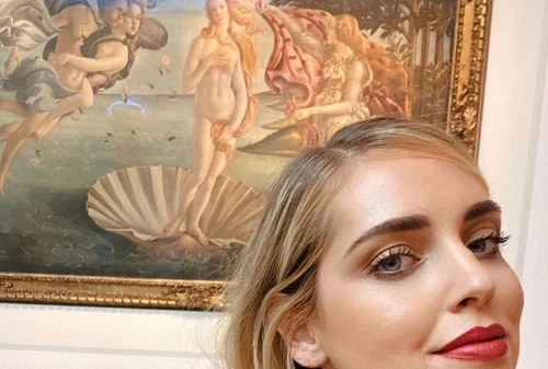 Pioggia di critiche per la foto davanti ai capolavori di Botticelli ma leffetto Ferragni è formidabile
