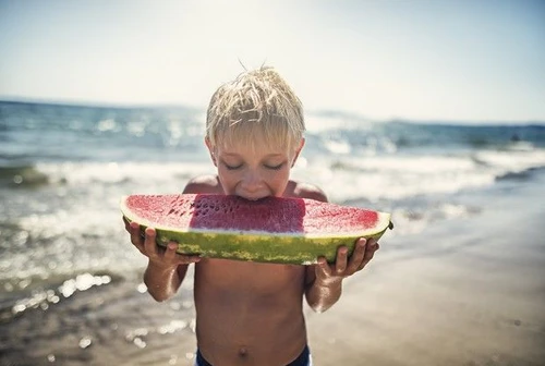 I migliori cibi da spiaggia cosa mangiare e bere per resistere al caldo