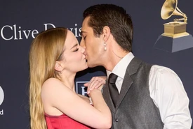Damiano dei Maneskin bacia Dove Cameron sul carpet dei Grammy Giorgia Soleri dimenticata