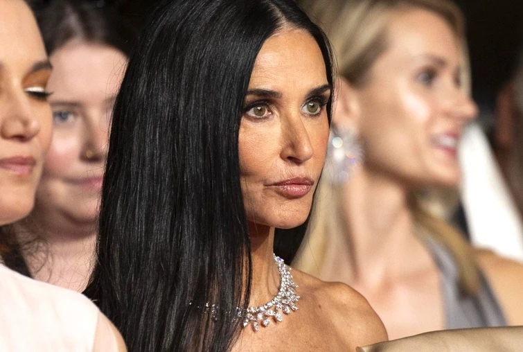 La rinascita shock di Demi Moore che si mostra nuda e si trasforma in un mostro deforme