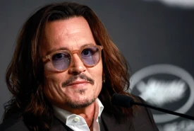 Johnny Depp  show prima dà buca poi conquista tutti con una battuta fulminante