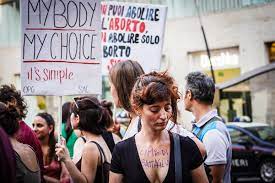 A Torino arriva la stanza dove convincere le donne a non abortire la polemica contro il Movimento per la vita