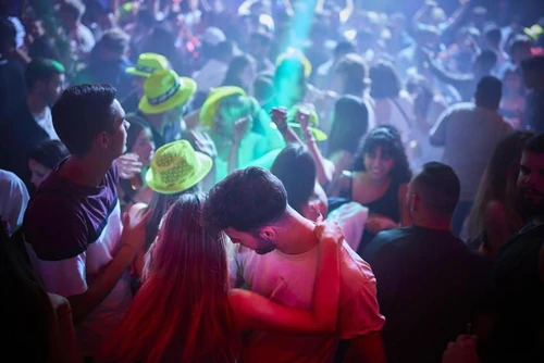 Allarme per nuova tecnica di stupro aghi nella schiena per iniettare droga alle ragazze che ballano in discoteca