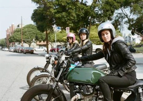 Dalle Bendigo Girl Riders alle Biking Queens fino alla scuola guida italiana la moto è una passione da donne