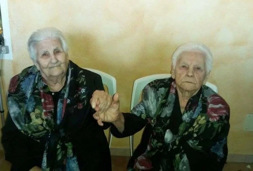 Le sorelle gemelle sarde da record festa per i 100 anni