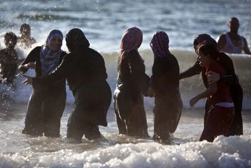La sindaca vieta il burkini in spiaggia Inaccettabile fare il bagno vestiti La comunità musulmana e non solo insorge