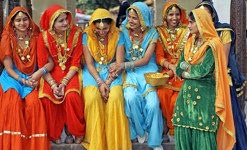 Latroce dramma delle donne indiane costrette a rimuovere lutero per lavorare