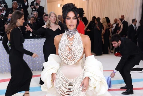 Met Gala 2023 Kim Kardashian ricoperta di perle e Anne Hathaway mozzafiato i look