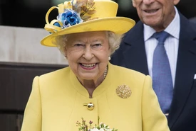 A sorpresa la Regina Elisabetta riappare in pubblico in gran forma e spiega il perché dei suoi look dai colori vivaci