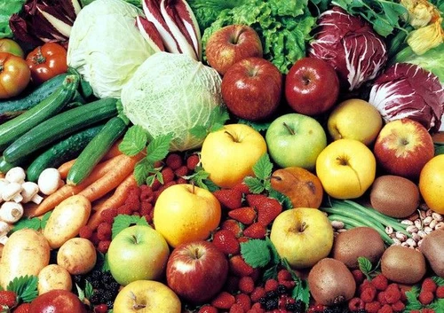 Cosa cè nella frutta e verdura che arrivano sulla nostra tavola pesticidi fuorilegge e tollerati