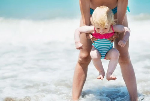 La ginnastica da fare in spiaggia con il tuo bebè