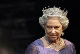 Leredità di Elisabetta II ecco a chi andranno i 300 gioielli del portagioie personale della Regina