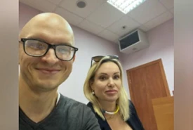 Fa irruzione durante il tg russo e lancia il messaggio No alla guerra La giornalista multata e rilasciata