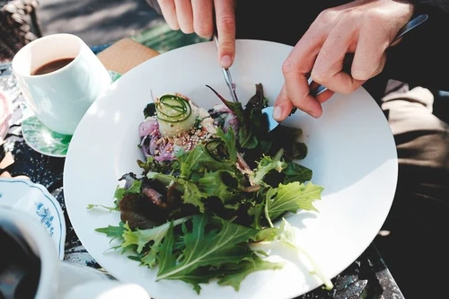 Erbe e insalate di primavera un concentrato di benefici nel piatto