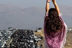 Folla oceanica per commemorare Mahsa reazione brutale della polizia iraniana La protesta non si ferma