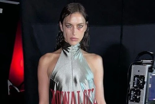 Irina Shayk sfila a Londra con il volto tumefatto la modella e il brand incriminato sopraffatti dalle critiche