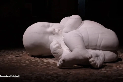 Jago porta il suo bambino di marmo al Palazzo Reale di Palermo