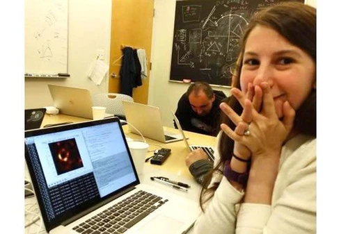 Prima esaltata e poi screditata Katie Bouman la scienziata del buco nero presa di mira sui social