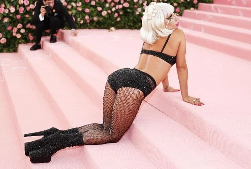 Da Lady Gaga matrioska a Katy Perry lampadario al Met Gala i look più assurdi delle star