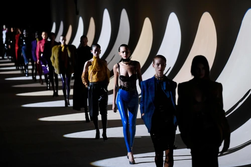 Catwoman diventa elegante Yves Saint Laurent rivisita il latex facendone un capo sexy di lusso