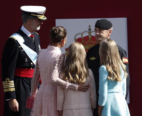Gaffe alla parata spagnola la regina Letizia consola il paracadutista affranto