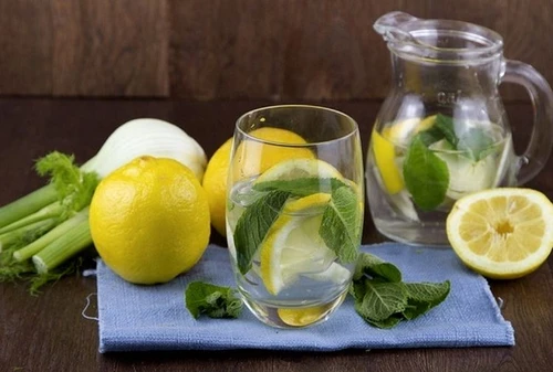 Detox Water ecco come dimagrire bevendo acqua