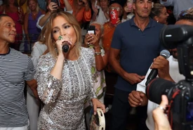  Jennifer Lopez regina di Capri il suo live show improvvisato fa impazzire i fan 