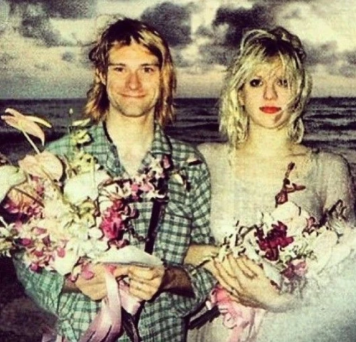 Courtney Love pubblica la foto delle nozze con Kurt Cobain per lanniversario