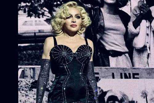 Al concerto di Madonna in più di 11mila lei arriva in ritardo di unora e mezza e si fa perdonare così Fan in delirio