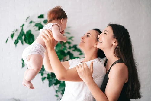 Sara ed Elena e le coppie di mamme che hanno vinto Ma il pregiudizio rimane