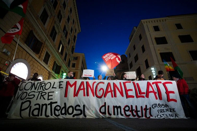 Criticati perché sempre sui social ma se vanno in piazza trovano i manganelli i giovani fra impegno e menefreghismo